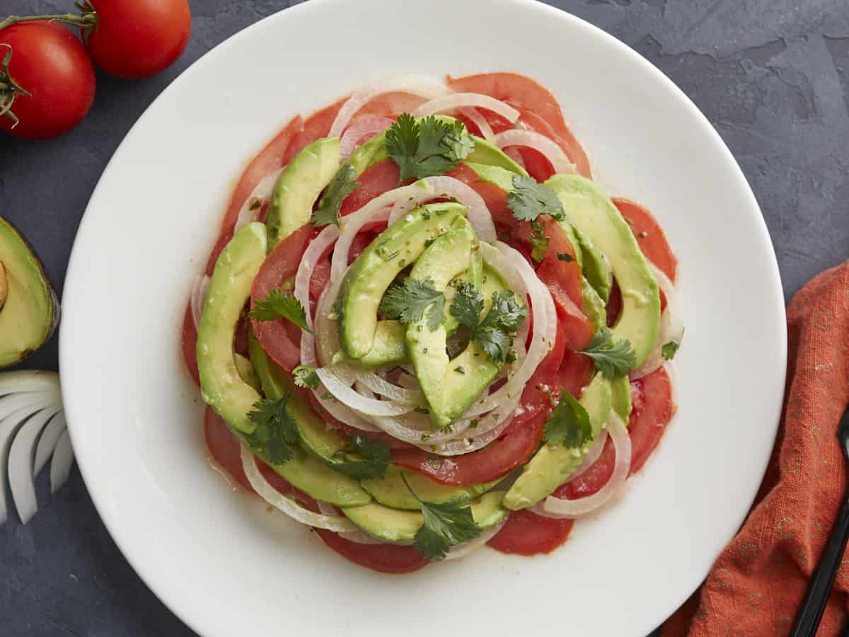 Overhead shot of Ensalada de Aguacate on a white plate.